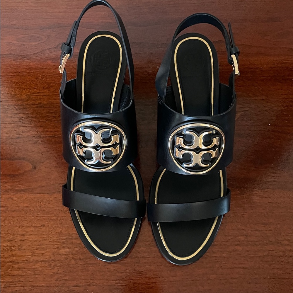 Tory Burch Perfect Black/Gold Metal Miller 65mm Wedge Veg Leather Sandal 8 NIB